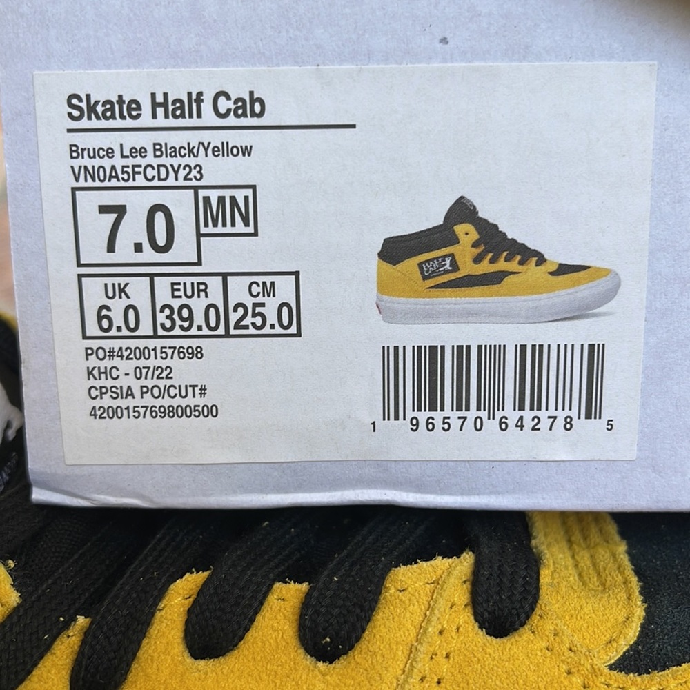 Vans • WMNS Skate Half Cab
Bruce Lee Black/Yellow
VN0A5FCDY23
Sneakers - Picture 16 of 16